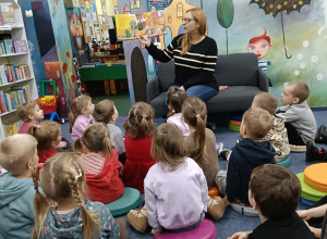 Słoneczka w bibliotece na zajęciach pt. "Bajkowe Boże Narodzenie"