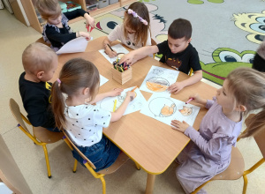 Matematyczne zabawy w okazji "Dnia Kota" w grupie "Misie"