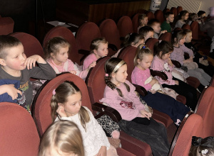 Przedstawienie w Łaskim Domu Kultury pt: "Park Czarów"