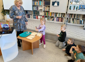 "Misie" na zajęciach w Bibliotece Pedagogicznej "Spotkanie z dinozaurami"