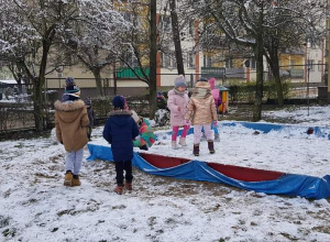 Zabawy "Motylków" na placu zabaw