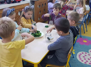Kiszenie ogórków u "Motylków"