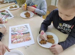 "Motylki" i "Stokrotki" dekorują pierniczki