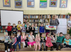 "Słoneczka" i "Stokrotki" z wizytą w Bibliotece