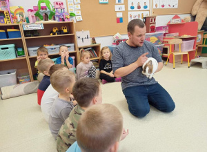 Spotkanie przedszkolaków z królikami