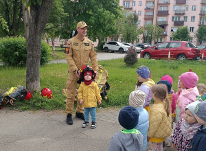 Spotkanie przedszkolaków ze strażakami