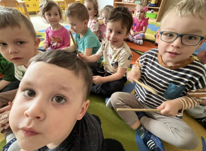 Zajęcia rytmiczno - muzyczne w grupie "Stokrotki"
