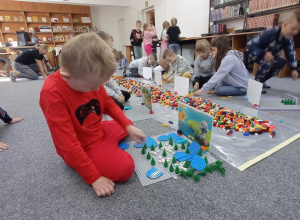 "Jeżyki" na zajęciach ZakoLEGOwani z książką w Biblioteka Publiczna w Łasku - Filia dla dzieci