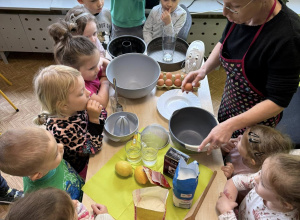 "Pszczółki" robią ciasto