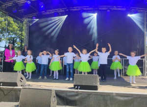 Występ dzieci z grupy "Jeżyki" na pikniku w Ostrowie