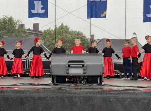 Występ "Motylków" i "Biedroneczek" na Jarmarku Łaskim