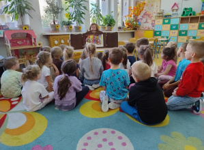 Wizyta pani z biblioteki w grupie "Motylki"