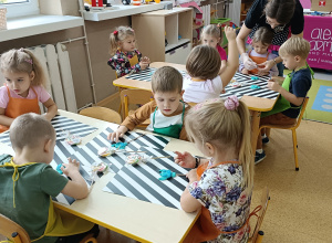 Słodkie warsztaty lizakowe w grupie "Słoneczka"