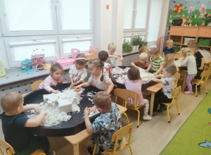 "Jeżyki" bawią się piaskiem kinetycznym
