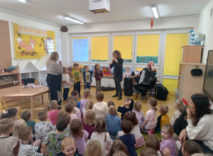 "Słoneczka", "Stokrotki", "Misie" i "Motylki" na audycji muzycznej pt. "Rytmicznie i melodycznie"