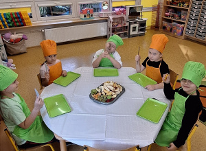 "Biedroneczki" w przedszkolu przygotowały sałatkę owocową.