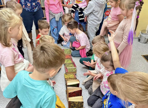 "Motyli" na zajęciach w bibliotece