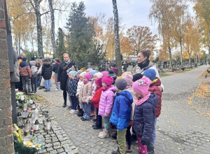 "Motyli" z wizytą na cmentarzu