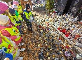 "Biedroneczki" zapaliły znicz na Grobie Nieznanego Żołnierza