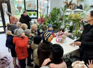 "Pszczółki" z wizytą w kwiaciarni
